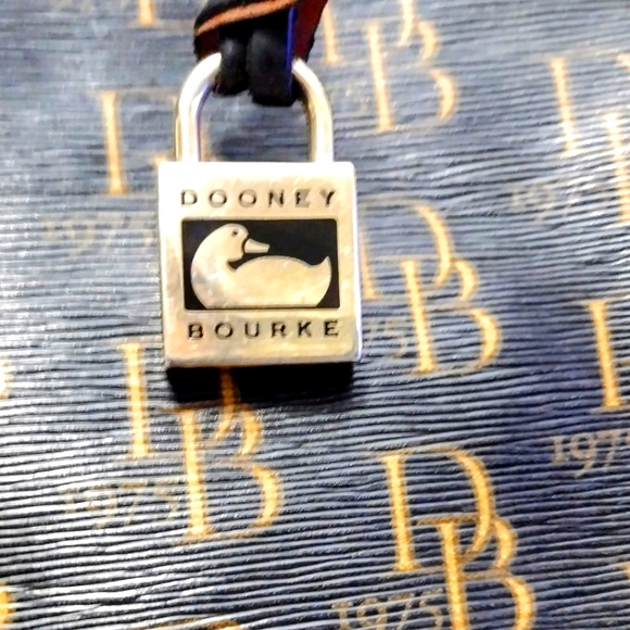 Dooney and Bourke shoulder leather bag - Picture 9 of 16